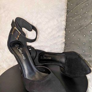 Ankle strap Squared Buckle closed Pointed toe Stiletto heel